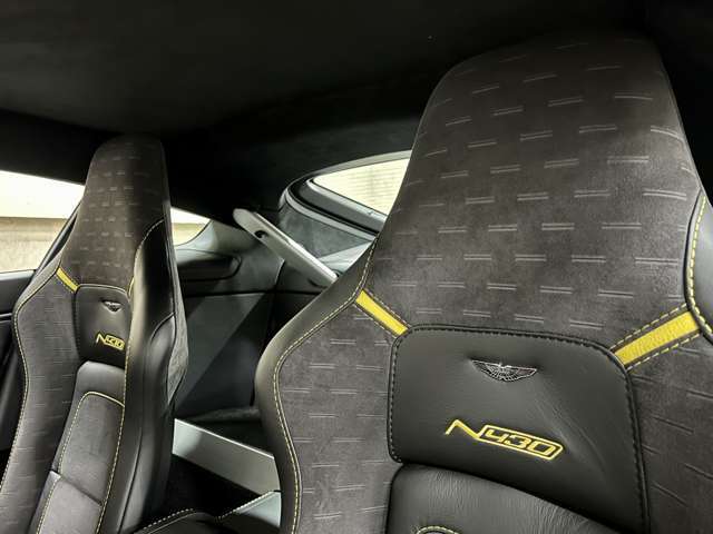 パドルシフトは金属製に革張りの造りなのが高級車の証◎アクセントカラーをボディーカラー「レース」に合わせてインテリアのステッチやパドルシフトにもイエローの差し色が入り印象的！とにかく佇まいの印象が鮮烈◎