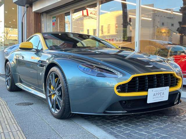 V8ヴァンテージと比べ車重はカーボンケブラー製シェルを持つスポーツシートや鍛造ホイールの採用によって約20kg軽量化されている◎レースカーがモデルというとそれだけでも男っぽいカッコ良さを感じられる！