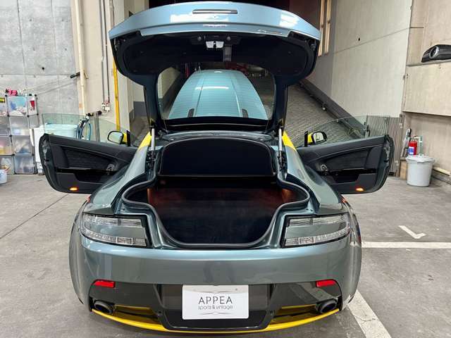 新車当時付属のキーも全部で3本揃っておりスペアのクリスタルキーも新品無傷◎近年のアストンマーティン共通の横長の独特な本革取説も完備！整備記録簿は全てディーラー実施で走行距離9，000キロと貴重な一台◎