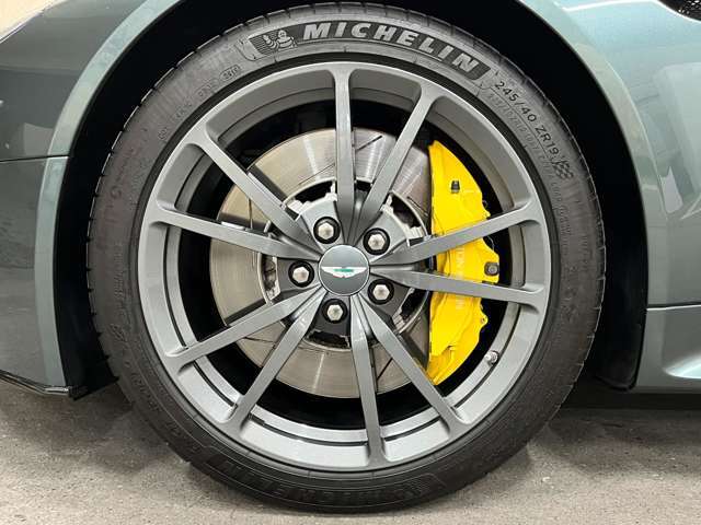 タイヤサイズは前が245/40ZR19で後ろは285/35ZR19◎10スポーク鍛造アロイホイールにより軽量化を実現！V8ヴァンテージS同様にN430にもパッシブダンパーが採用され走りの良さが際立つ◎