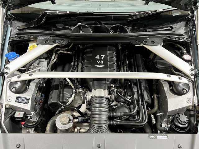 4.7リットルV8エンジンが1610kgのボディをMAX305km/hまで加速させ0-100km/h加速はなんと4.8秒！スポーツシフトIIと呼ばれる7段シーケンシャルミッションでキレ良く加速してゆく！