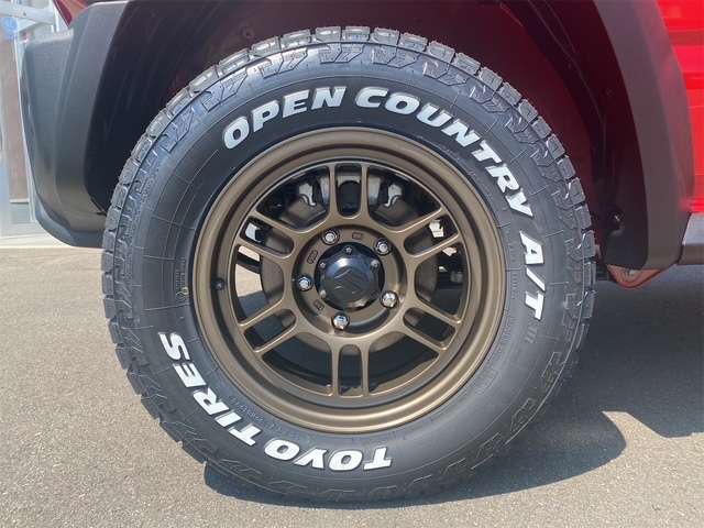 アルミホイールを履いています。アルミホイールだけでも車のイメージがかなり変わりますね。