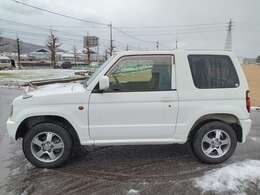 車両の品質管理は室内展示場を完備しておりますので、品質を保った状態の車両をご覧いただけます。