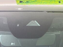 【スマートブレーキサポート】走行中に前方の車両等を認識し、衝突しそうな時は警報とブレーキで衝突回避と被害軽減をアシスト。より安全にドライブをお楽しみいただけます。
