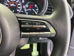 【マツダ・レーダークルーズコントロール】高速道路での長距離走行が楽に！自動で速度を保つクルーズコントロールが、衝突軽減システムと連携し、前方の車両を感知して車間を保つように速度調節してくれます！！