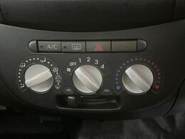 寒い冬も暑い夏も全席に快適な空調を届けてくれる、ダイヤル式エアコンを装備♪