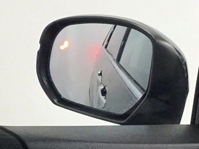 ブラインドスポットインフォメーションは走行中、斜め後ろに車両を感知すると、ドアミラー上のマークを点灯してお知らせします。