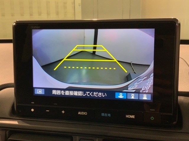 リバースギアに入れるだけで後方の表示へ切り替わります。夜間や雨の日の駐車も楽になりますよ。