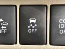 【横滑り防止装置】車両の横滑りを感知すると、自動的に車両の進行方向を保つように車両を制御します。雨の日など滑りやすい路面状況でも安全な運転が可能です。