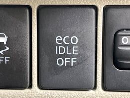 【アイドリングストップ】赤信号や渋滞で停車した際にエンジンを停止し、無駄な燃料の消費を抑えます。燃費向上や環境保護につなげる機能♪エンジンはブレーキを離せば再始動します。