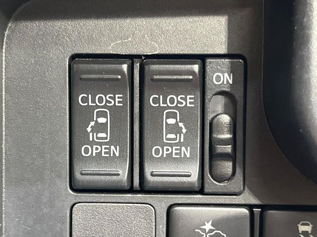 【両側パワースライドドア】スマートキーや運転席のスイッチで後席両側スライドドアの開閉が可能♪電動だから力を入れてドアを開ける必要が無く、小さなお子様でも簡単に開け閉めでき快適です♪