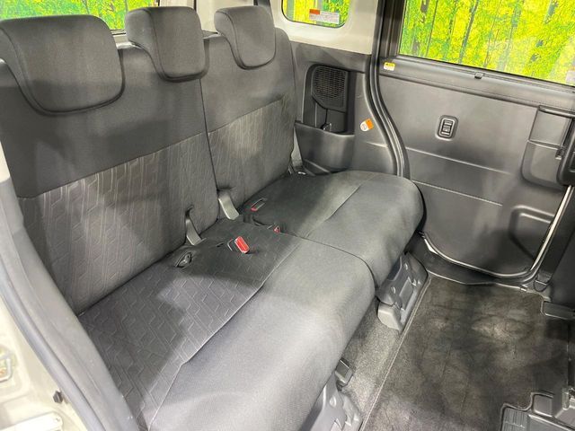 後部座席も気になるようなキズ・汚れやへたり等、大きなダメージはなく、良好な状態です。