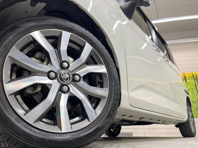 【純正アルミホイール】デザイン性の高い純正アルミホイールを装着しております。各種社外アルミホイールや、スタッドレスタイヤも取扱いしております。是非ご相談ください♪