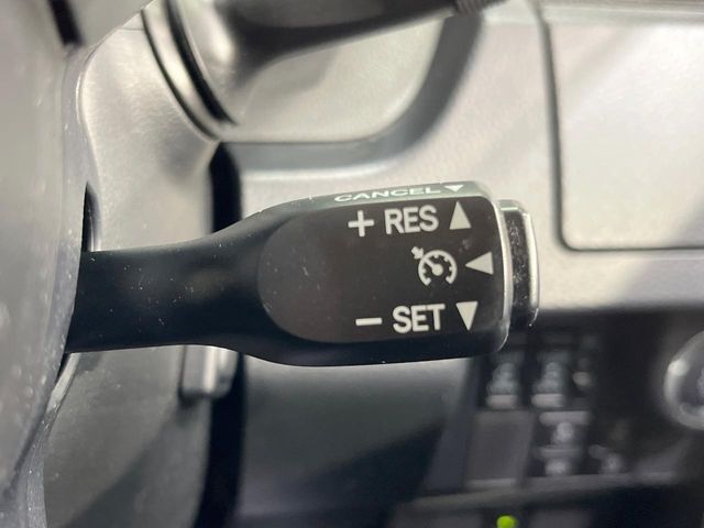 【クルーズコントロール】高速道路もラクラク走行。アクセルを離しても一定速度で走行ができ、長距離運転時の負担を軽減！加速・減速も簡単なスイッチ操作で調整できます。