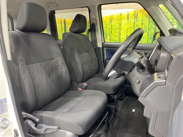 運転席シート廻りは使用感も少なく、良好な状態となっています。前オーナー様が丁寧に使っていたことがよくわかりますね。