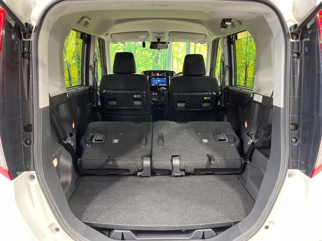 ラゲッジルームは、大容量のスペースを確保。普段のお買い物からレジャーまで、幅広く活躍してくれます！また、リアシートを倒すことでバリエーション豊かにお使いいただけます。