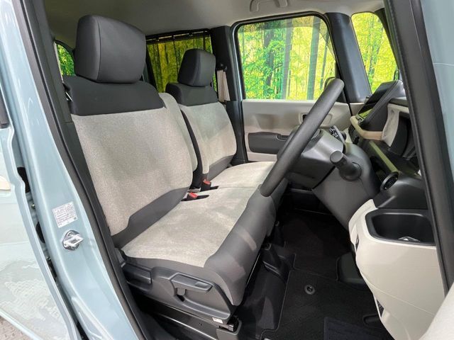 運転席まわりには十分なスペースがあり、大柄な方でもゆったり運転していただける環境です。
