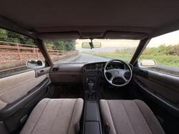 インテリアも走行距離が少ないだけはあり、、きれいです■ニオイも感じられません！ステアリングも革巻きとなっており、高級感の溢れる室内となっております！他にもクルコン、パワーシートなどなど