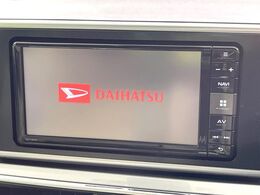 【純正ナビ】人気の純正ナビを装備しております。ナビの使いやすさはもちろん、オーディオ機能も充実！キャンプや旅行はもちろん、通勤や買い物など普段のドライブも楽しくなるはず♪
