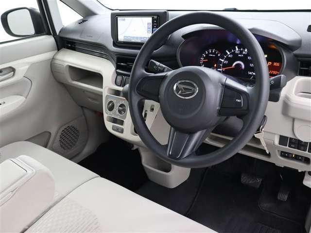 インテリアは、フロントベンチシートにインパネシフトを採用、運転席・助手席間の移動をスムーズにしています。