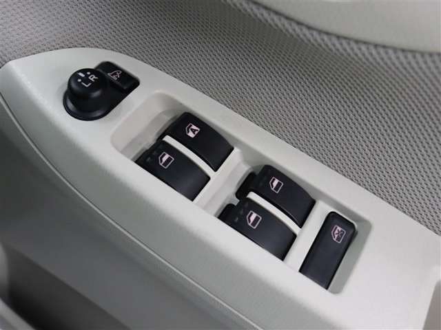 運転席からも操作可能な全席パワーウィンドウが装備されています。