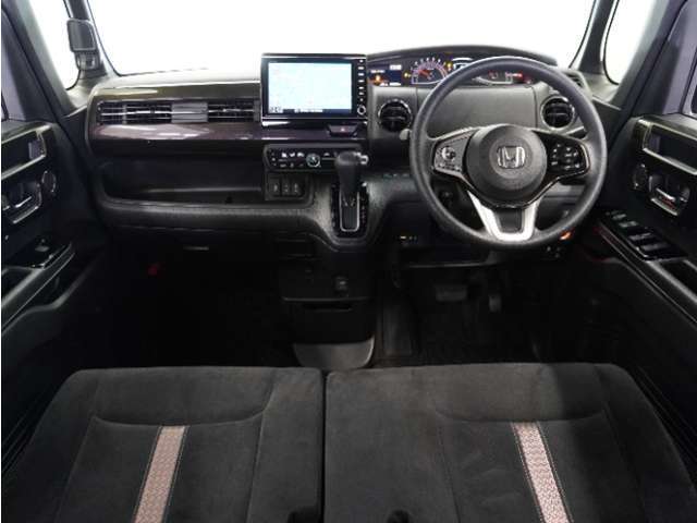 視界広々で非常に運転しやすくロングドライブでも疲れを感じさせないすっきりとまとまったインパネ周りです。
