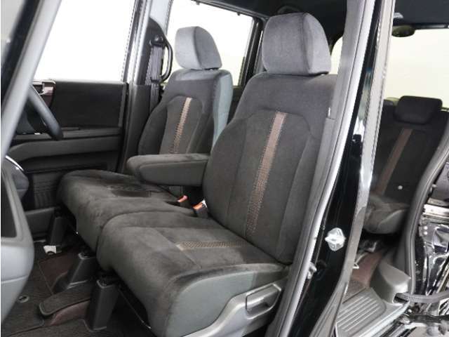 運転席と助手席は足元が繋がっているので自由に行き来しやすいので駐車場が狭いときでも助手席側からスムーズに乗り降りできて便利！