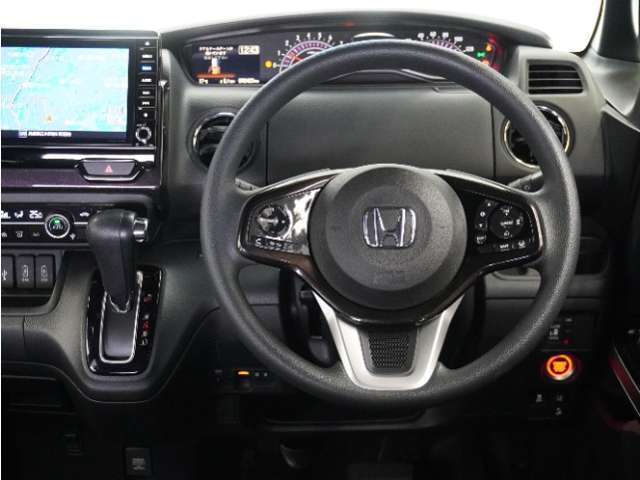 【Honda SENSING】 カメラ等装置で精度の高い検知能力を発揮、安全運転を支援します。ステアリング上のコントローラーに注目！