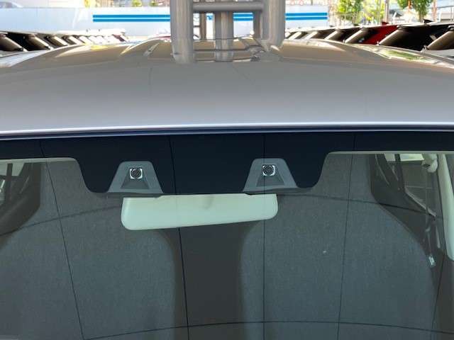 前方の車両や歩行者を検知し、衝突のおそれがあれば音や表示によって警告し、衝突の可能性が高まると弱いブレーキを作動。さらに衝突の可能性が高まるとブレーキを制御し、衝突時の被害軽減を図ります。