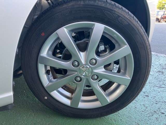 155/65R14インチの専用アルミホイール。デザインもさる事ながら、重量軽減と立体感を与えられた贅沢なアルミホイールです！