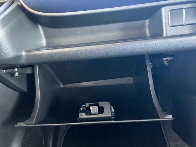 上下2段階に分けられる大型のグローブボックス！車検証入れが楽々入る容量です♪