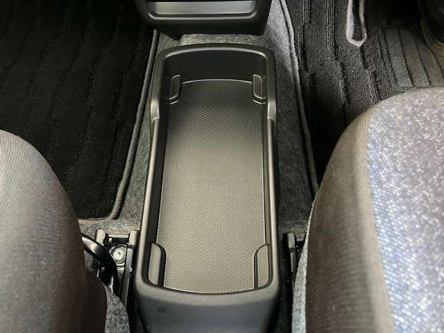 バッグなどを置いて頂く事も出来るセンターコンソールを取り付けております。簡単な手荷物を身近における便利なスペースです。