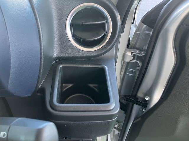 運転席、助手席にそれぞれドリンクホルダーを設置しております。手に取りやすい位置にセットされておりますので、便利です♪