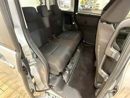 セカンドシートはリクライニング可能でくつろぎの空間。大人二人が乗っても十分なスペースが確保されております。