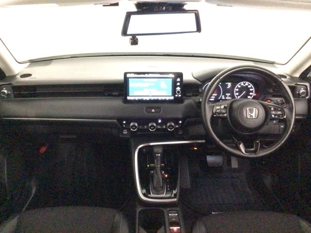 【前方視界】開放的な前方視界！運転がしやすく疲れにくいです♪窓が大きく、見通しがとっても良いおクルマですよ♪