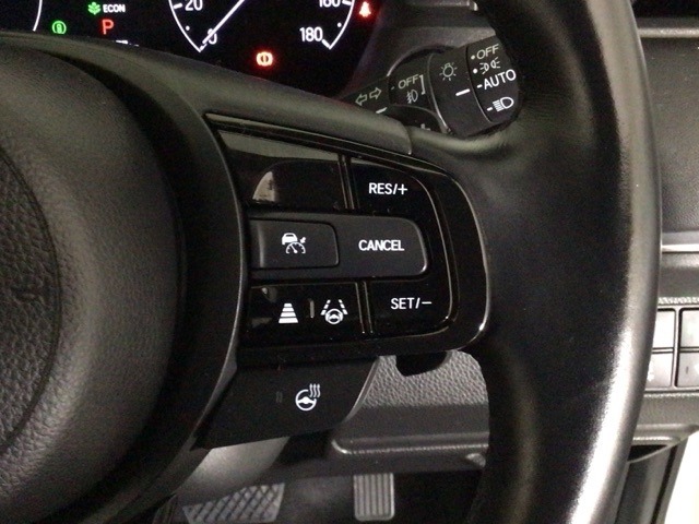 【アダプティブ・クルーズ・コントロール】予め設定した車速内でクルマが自動的に加減速。 前走車との適切な車間距離を維持しながら追従走行し、高速道路でのドライバーの疲労を軽減してくれる嬉しい機能付♪
