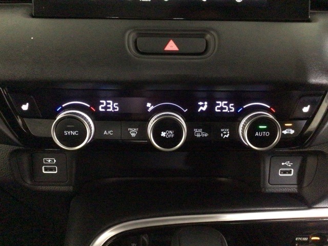 【左右独立オートエアコン】左右席で独立温度コントロールが可能です。運転席はキンキンに冷やして助手席はマイルドにと言った設定が可能です☆暑さ寒さでケンカすることもなくなりますね♪