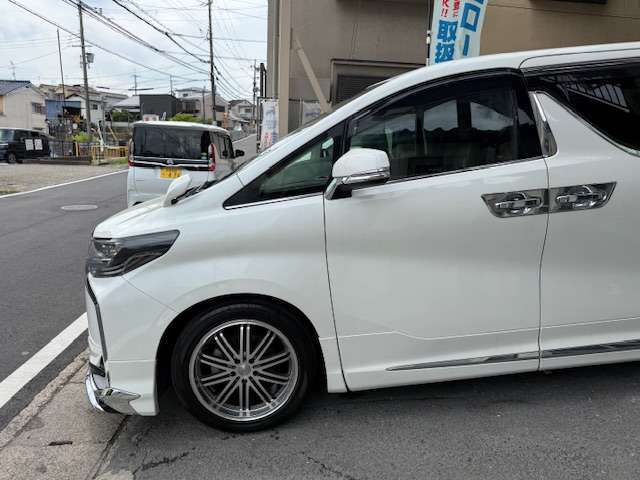 当社の展示車両は入庫した際に車両状態チェック、内外装ともに徹底クリーニングで気持ちの良い綺麗な状態での仕上がりを心がけております。