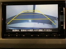 リバースギアに入れるだけで後方の表示へ切り替わります。夜間や雨の日の駐車も楽になりますよ。