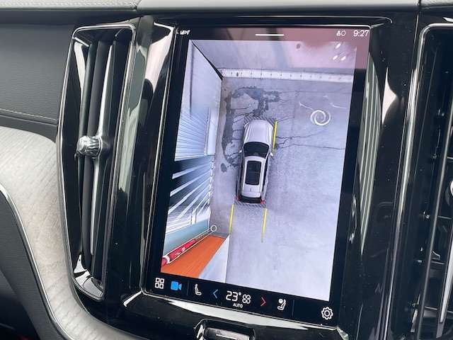 【360°ビューカメラ】4台の高解像度カメラで360度の鳥瞰図を表示。隣の車や壁、死角にある障害物などを画面で確認できるため、狭いスペースでの駐車・出入りも安心です。