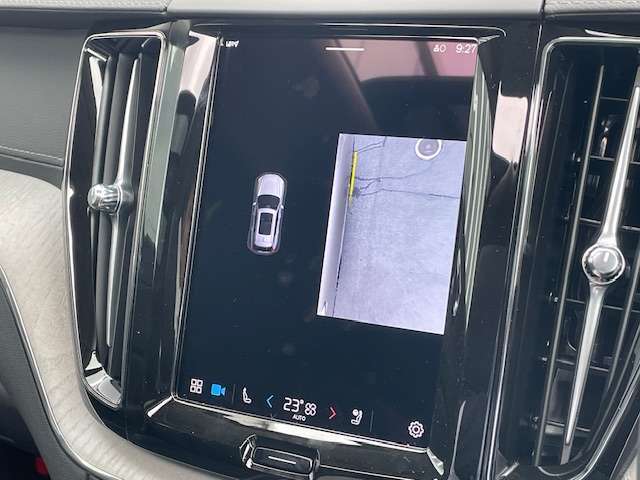 【360°ビューカメラ】4台の高解像度カメラで360度の鳥瞰図を表示。隣の車や壁、死角にある障害物などを画面で確認できるため、狭いスペースでの駐車・出入りも安心です。