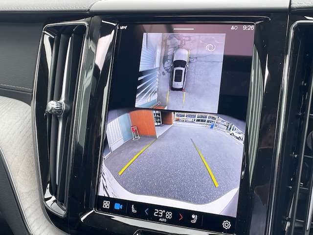【360°ビューカメラ】4台の高解像度カメラで360度の鳥瞰図を表示。隣の車や壁、死角にある障害物などを画面で確認できるため、狭いスペースでの駐車・出入りも安心です。