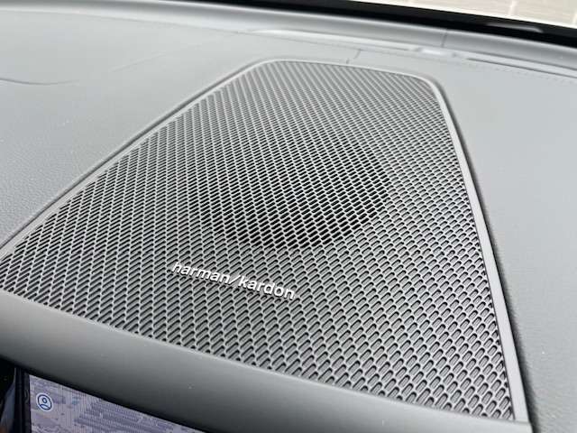 【harman kardon】ハーマンカードンのHi-Fiスペシャリストと共に、モデル別に開発・設計された専用チューニングが臨場感溢れる音響空間を実現しています。
