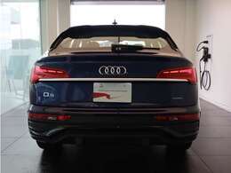 リヤのデザインはワイド＆ローとなり、重厚感のある形となる。独特なテールレンズは一目でアウディとわかるデザインになります