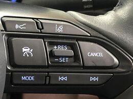 【レーダークルーズコントロール】高速道路での長距離走行が楽に！！自動で速度を保つクルーズコントロールが、衝突軽減システムと連携し、前方の車両を感知して車間を保つように速度調節してくれます！！