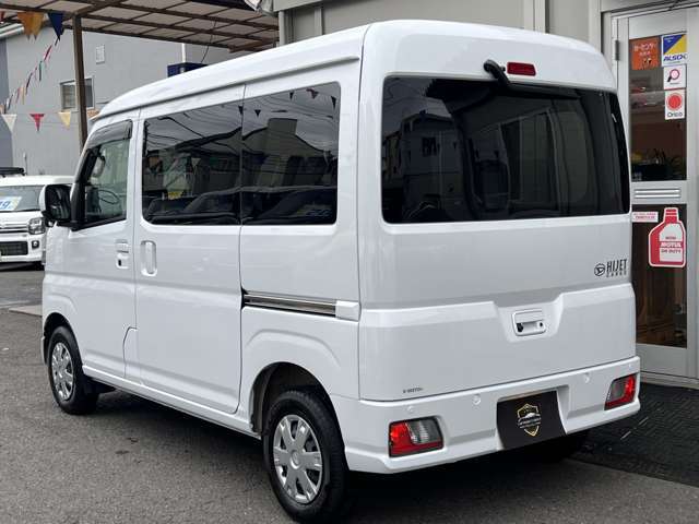 メーカーオプションのスマートインナーミラー＆バックカメラ、純正フロアマット＆荷室マット、サイドバイザー付き♪　また、ストラーダナビ、ETC2.0、前後ドラレコ、シートカバー付きで乗り出しにぴったり♪