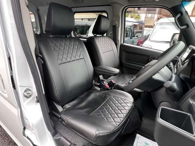 走行19000km台なので、よく乗り降りする運転席脇のヘタリ、スレもなくグッドコンディションです。