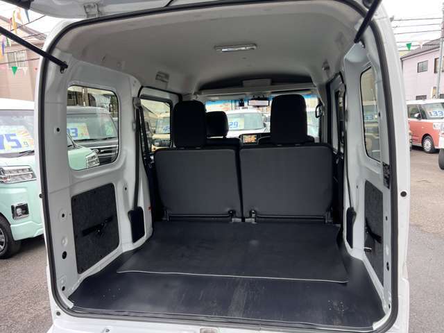 4人乗車でも広々とした荷室空間♪軽バンならではですね♪