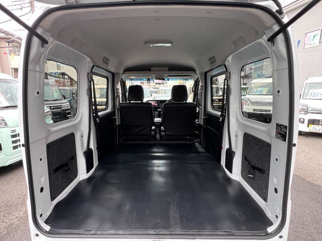 ディーラオプションの荷室マット付き♪　長物も余裕もって積み込める室内空間です！お仕事にも趣味にも幅広く活躍できますね♪