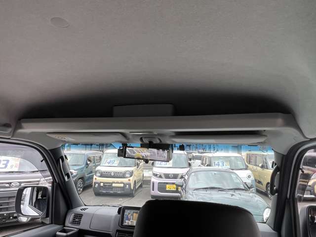 ルーフコンソール付きで収納もばっちり